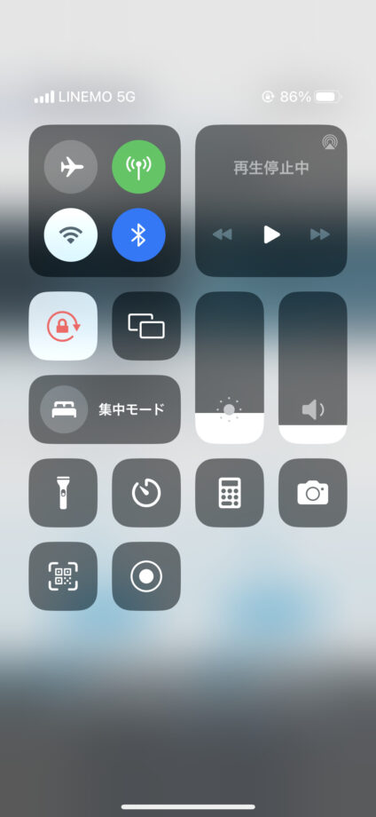 LINEMOの5Gと表示されたiPhoneのコントロールセンターの画面