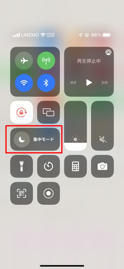 iOS15のiPhoneで集中モードのあるコントロールセンターの画面