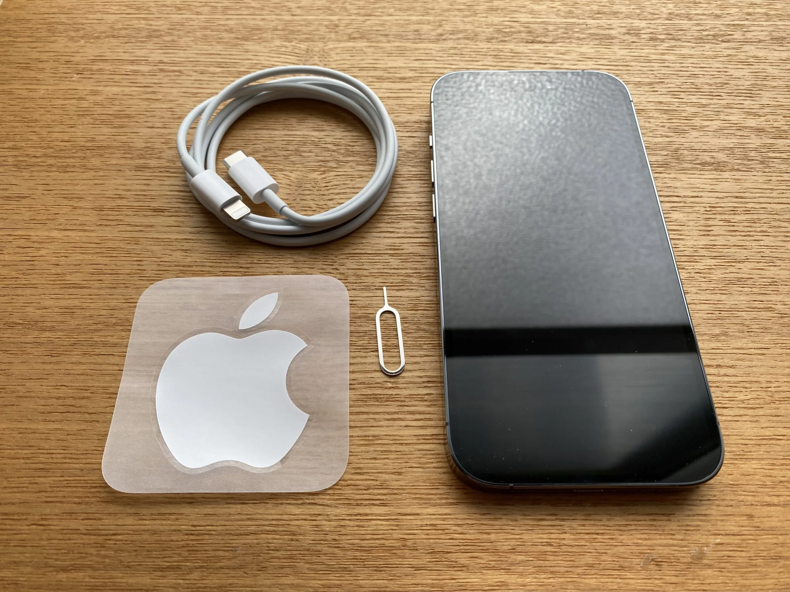 iPhone 14の付属品には何がある？充電ケーブルは同梱物に含まれる