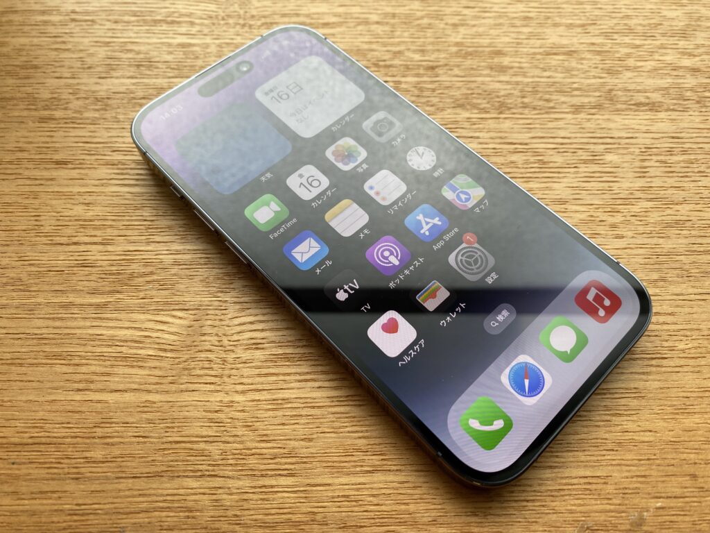 iPhone 14の画面とダイナミックアイランドが最小サイズで表示されている写真