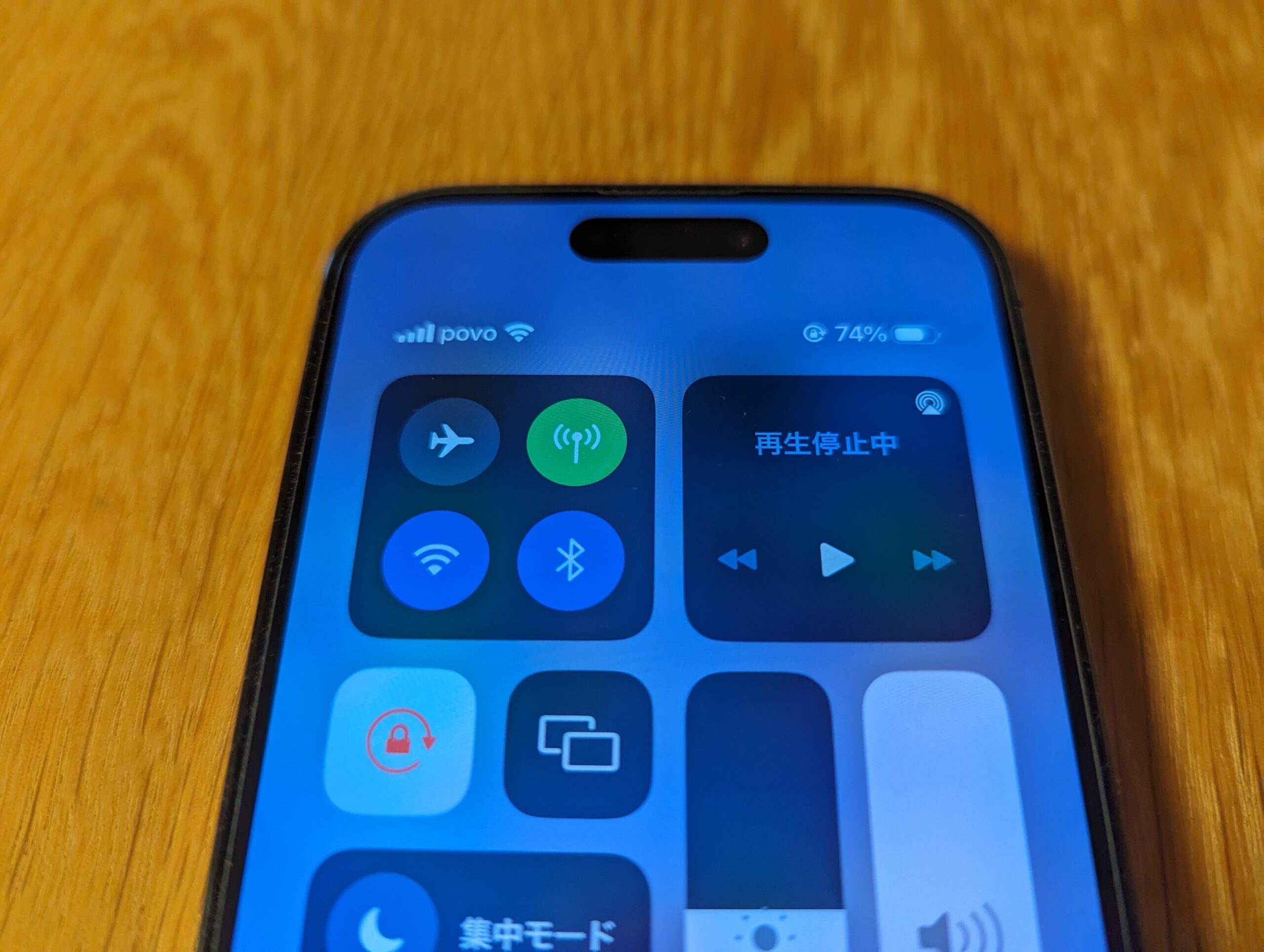 povoのSIMをiPhone 14 Proで動作させた際の画面表示の写真