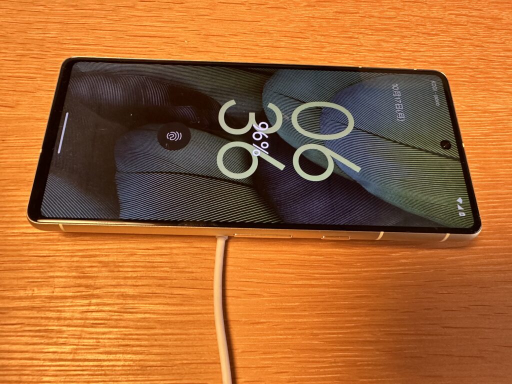 Google Pixel 7をワイヤレス充電した状態の写真