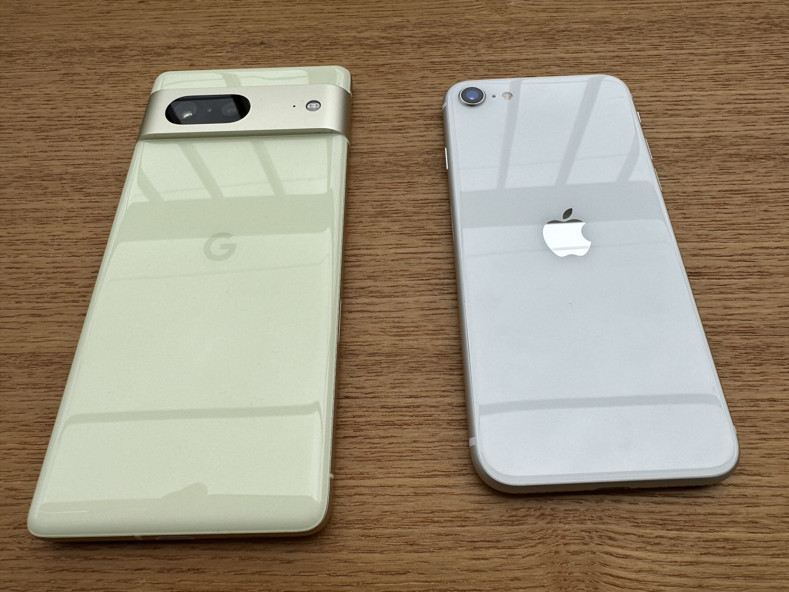 Google Pixel 7とiPhone SE(第2世代)の大きさを比較した写真