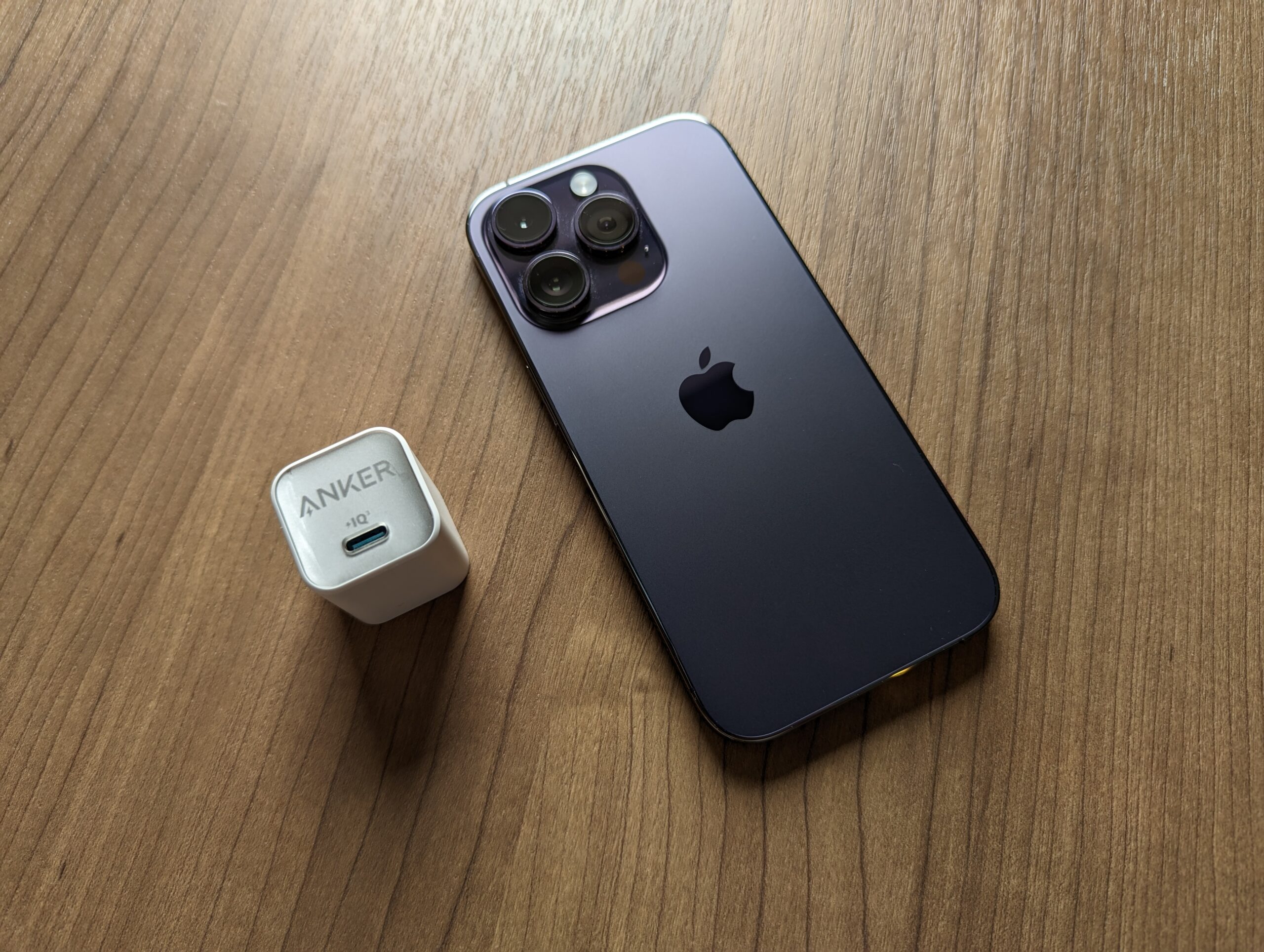 Anker 511 ChargerとiPhone 14 Proの大きさを比較した写真