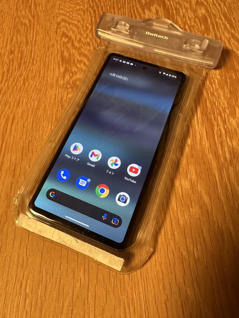 Google Pixel 6aを防水スマホケースに入れた写真