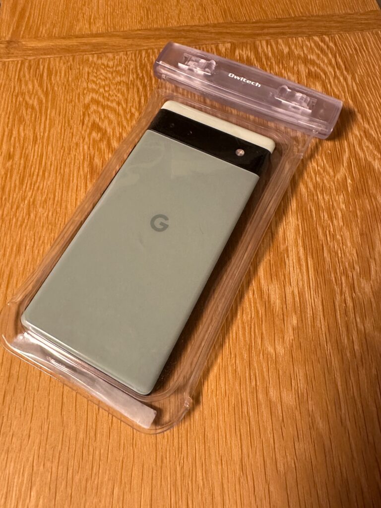 Google Pixel 6aを防水スマホケースに入れた写真