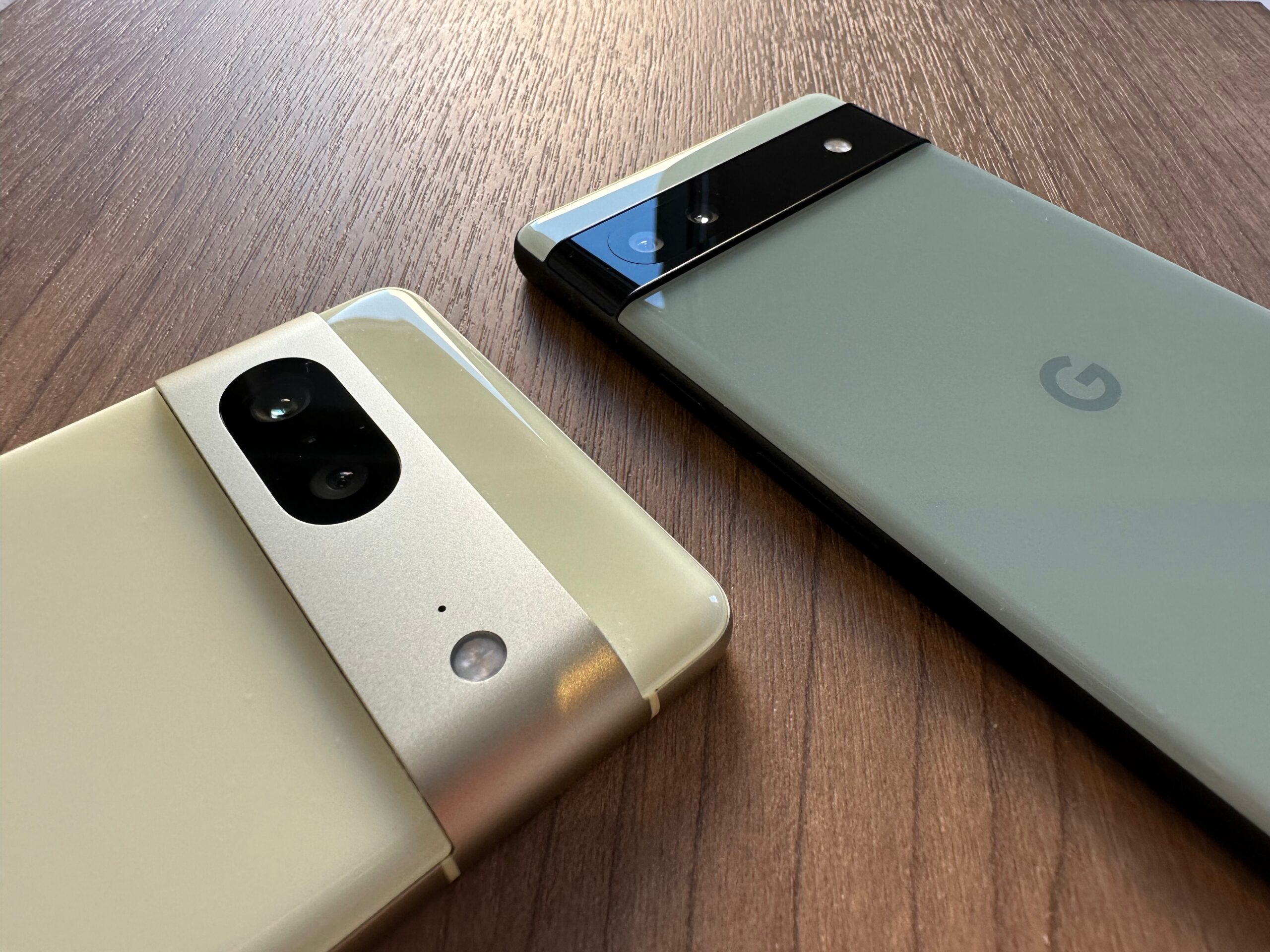 Google Pixel 7とGoogle Pixel 6aの背面の画像