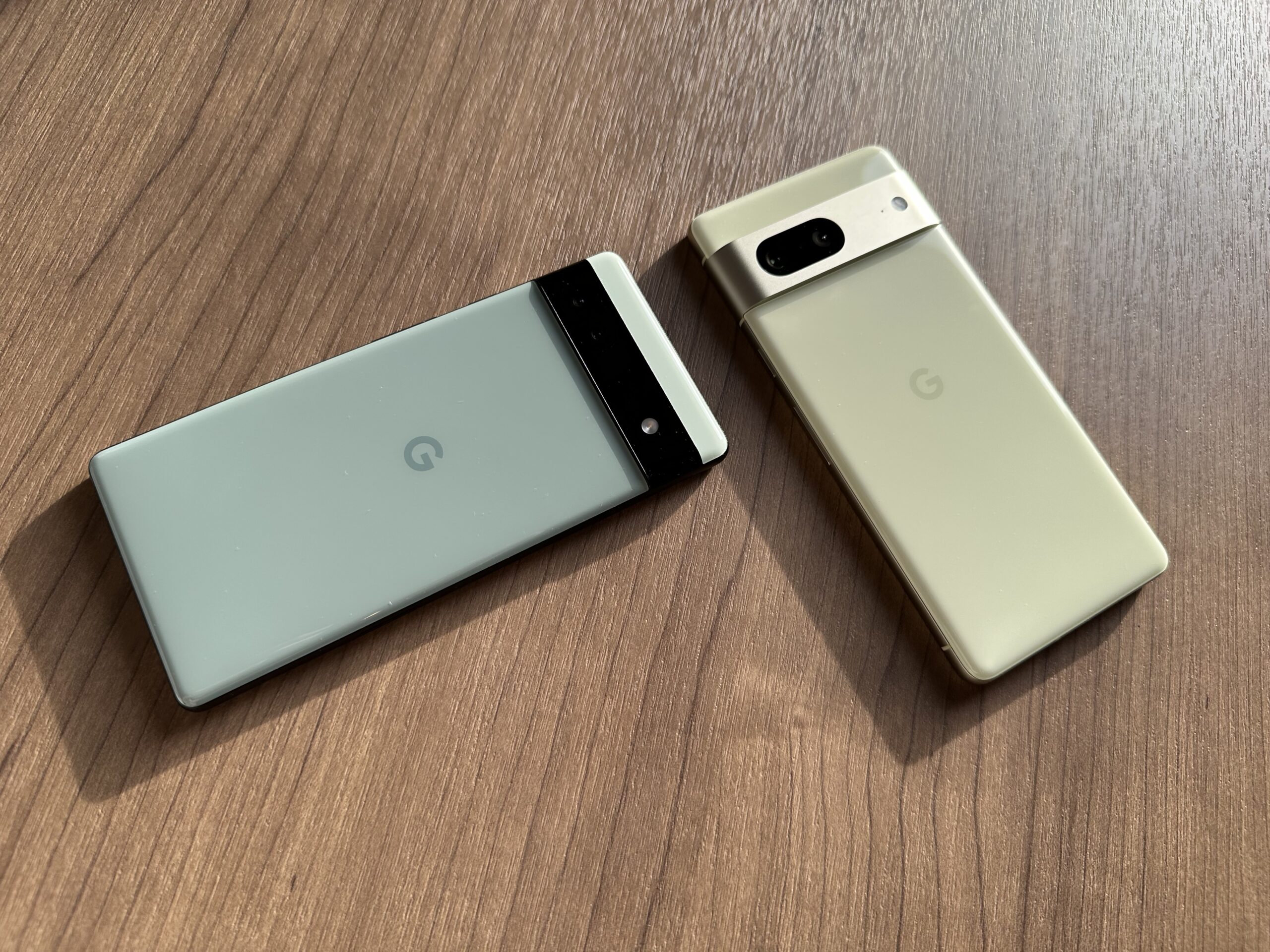 Gの文字が背面に印字されたGoogle Pixel 6aと7の写真