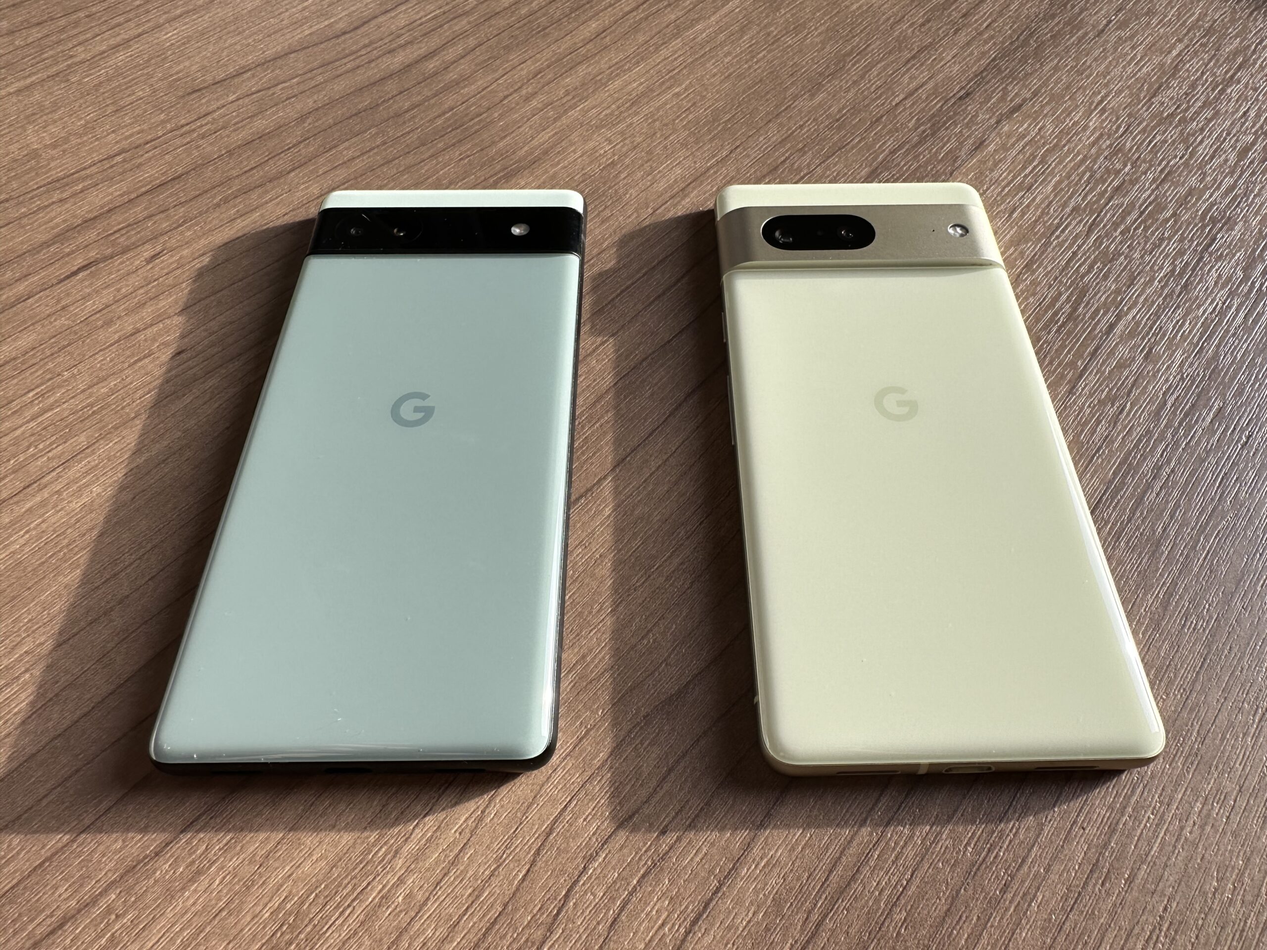 Google Pixel 6aと7の裏面の写真